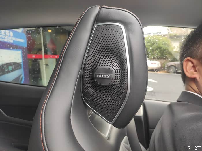 还得说说这头枕扬声器,简直太美妙,整车12 2的扬声器,简直就是移动的
