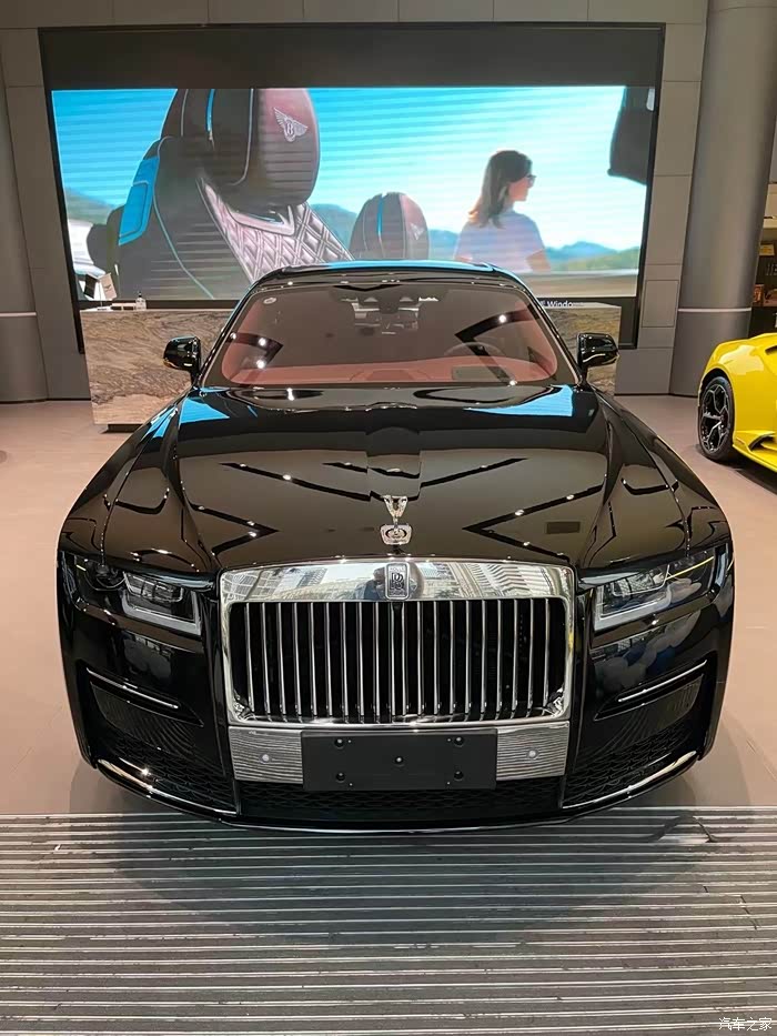 钻石黑的劳斯莱斯真是一见钟情早已被它的容貌给吸引住了美