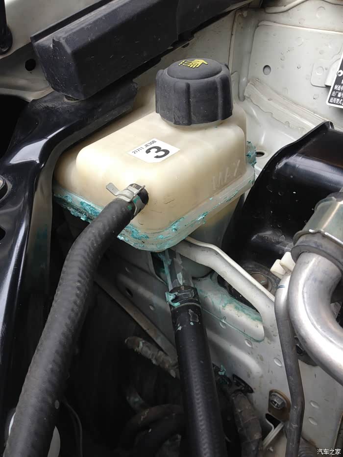 发动机冷却水溢水壶漏水了,需要更换溢水壶吗?