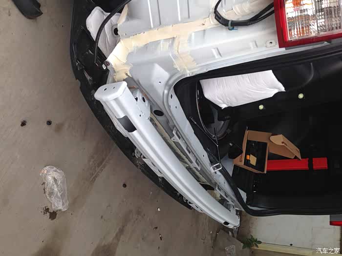 大家好想问下本田crv有没有后防撞钢梁