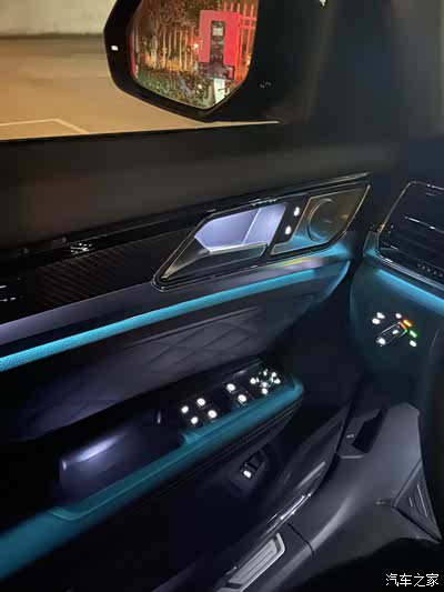 看着氛围灯.内饰简单吗?