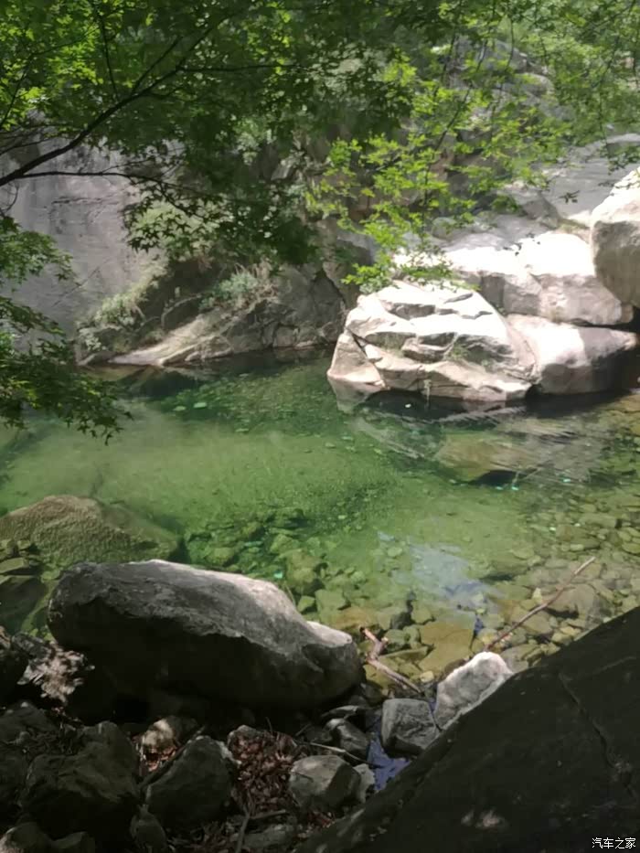 "飞瀑挂绝壁,幽泉石上流."尧山有无数迷人的山泉,溪流,瀑布与深潭.