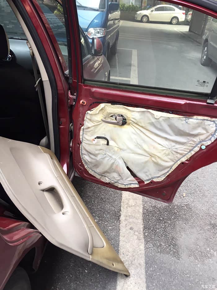 老款现代伊兰特更换后车门限位器作业