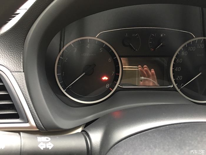 仪表盘上一辆车加一把钥匙的灯不停的闪是什么意思