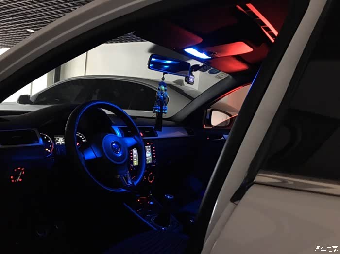 冰蓝色车内氛围灯