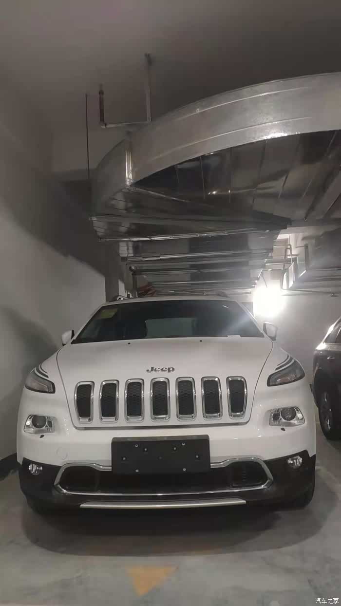 这个算是平视图吧,感觉好圆乎没有一点儿越野的味道了,只是样子