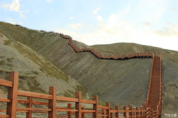 独山子泥火山上的栈道