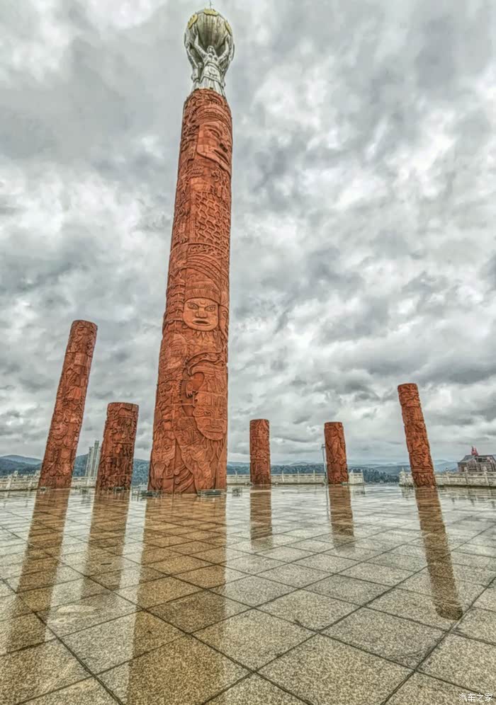 中间的祖先神柱