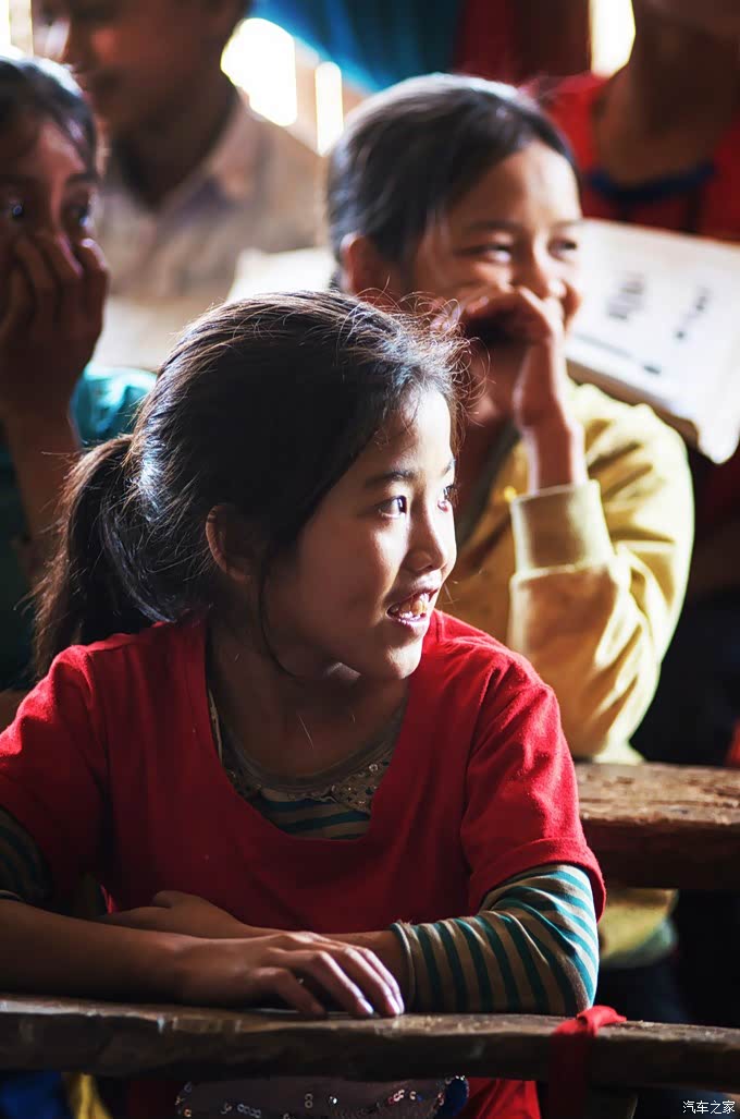 我们去教室里面和学生交流一会儿,看到孩子们纯真的眼神和对未来的