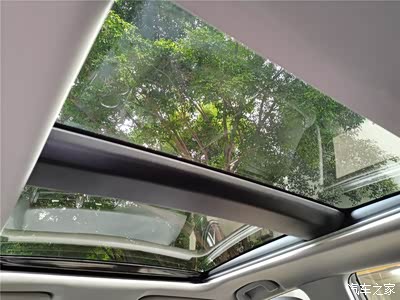 全景天窗,前面的一半可以外掀开启,特别敞亮