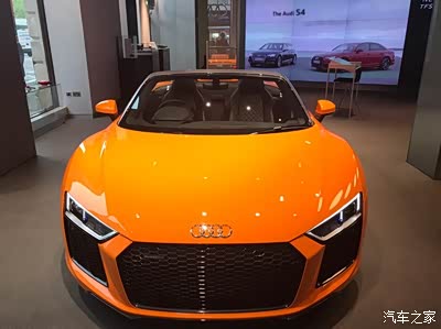 实拍伦敦奥迪城市展厅橙色敞篷r8 v10