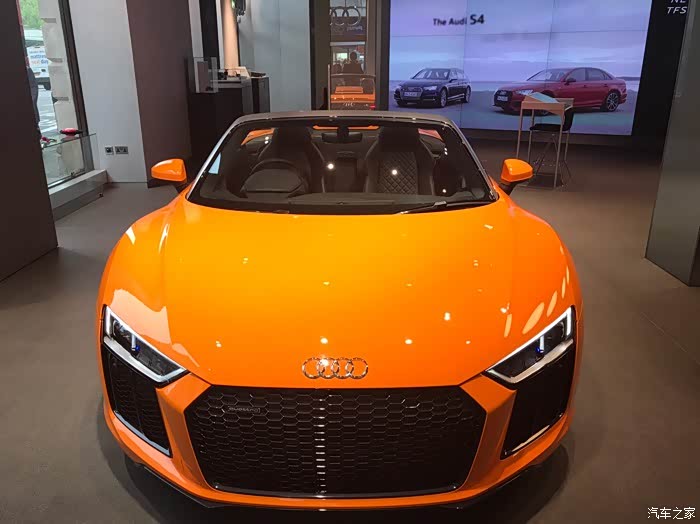 实拍伦敦奥迪城市展厅橙色敞篷r8v10