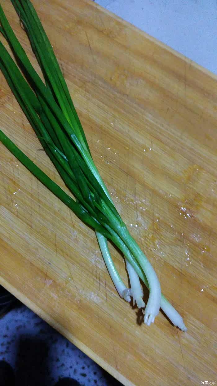 洗好准备的葱.
