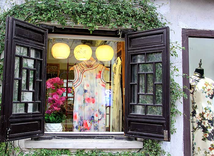 经营着旗袍的小小店铺,推开窗户便是最好的展示橱窗.
