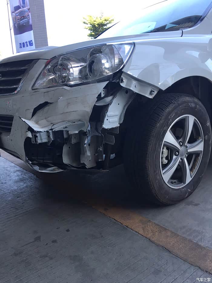 首撞车头