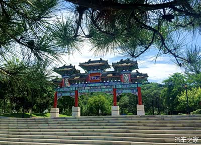 大索的侧影挡住了紫金山的半个山腰,有些许喧宾夺主的感觉.