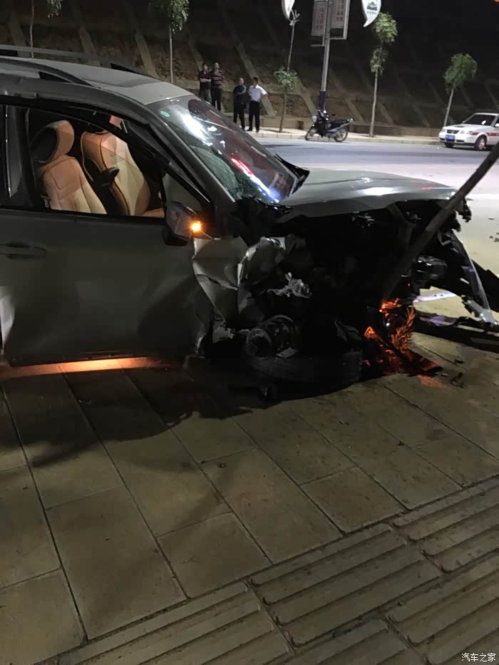 【图】前晚亲眼目睹的cc撞车直接报废_一汽-大众cc论坛_汽车之家论坛