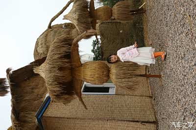 小美女跟稻草人合影