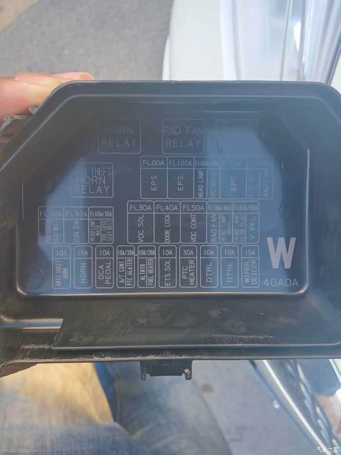 0 英菲尼迪q50/q50l论坛 大家帮忙看看q50舒适版的大灯拔哪个保险丝