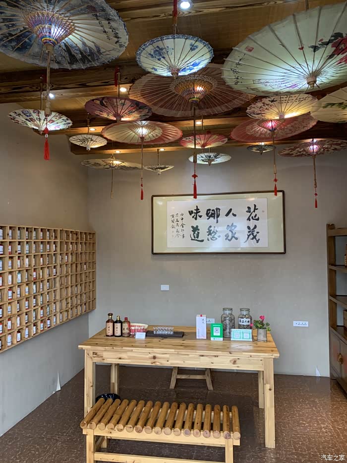 在花繁叶茂的花茂村品味花茂酒