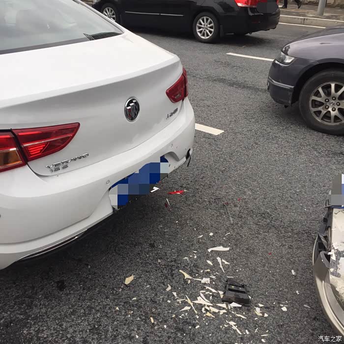 15s自动领先白色提车1个多月遭追尾心疼