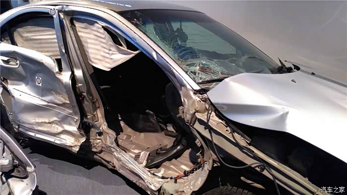 这台事故车经历了严重的侧撞,但是副驾驶安全的活了下来.