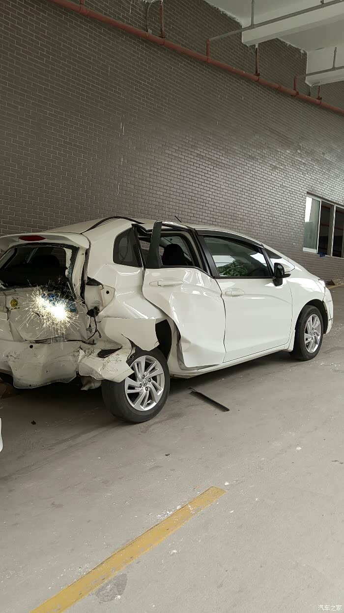 4s店看到的被追尾飞度,一个字惨