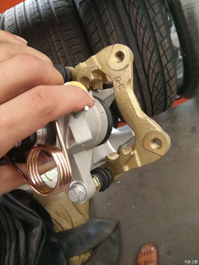 自己动手更换后悬架改装奥迪a4后刹车分泵