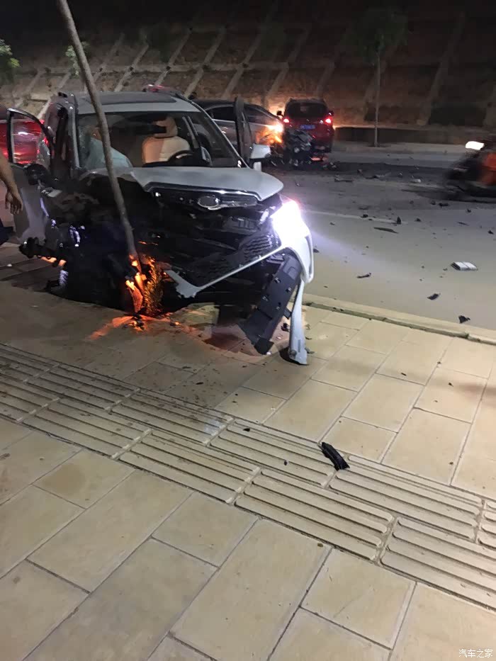 【图】前晚亲眼目睹的cc撞车直接报废_一汽-大众cc论坛_汽车之家论坛