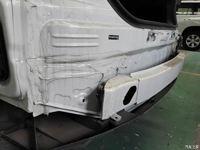 这就是卡罗拉的后防撞钢梁