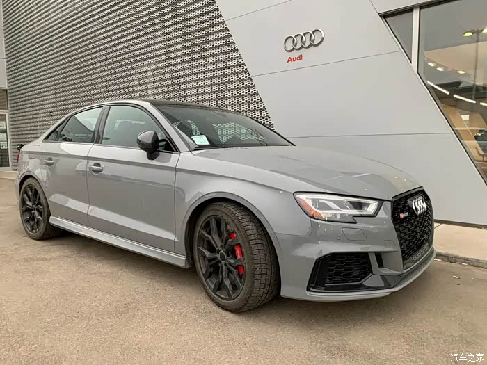 奥迪rs3实车外观采用了水泥灰涂装很有优雅的运动感