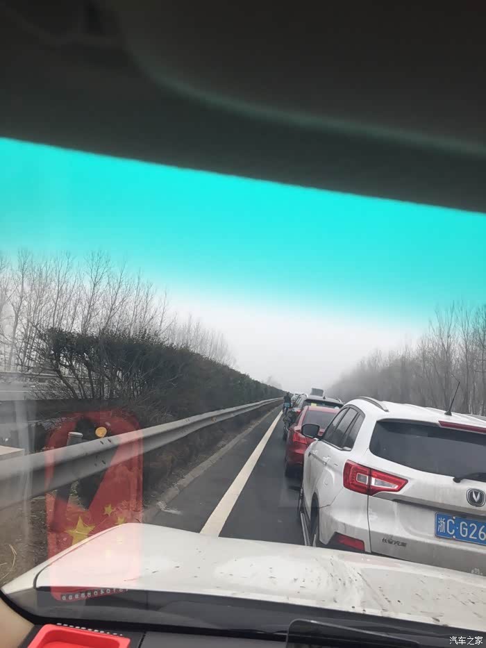 大雾天,堵在京沪高速临沂段,好多低素质的车主把应急车道都占用了.