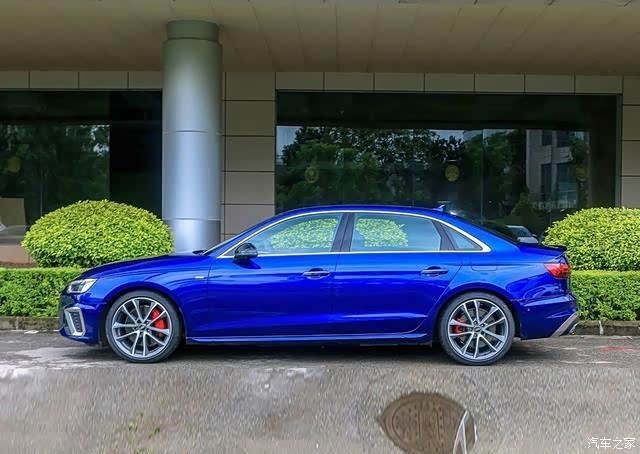 108 | 回复: 0 奥迪s论坛 侧面硬朗的线条搭配深蓝色的车漆,很有豪华