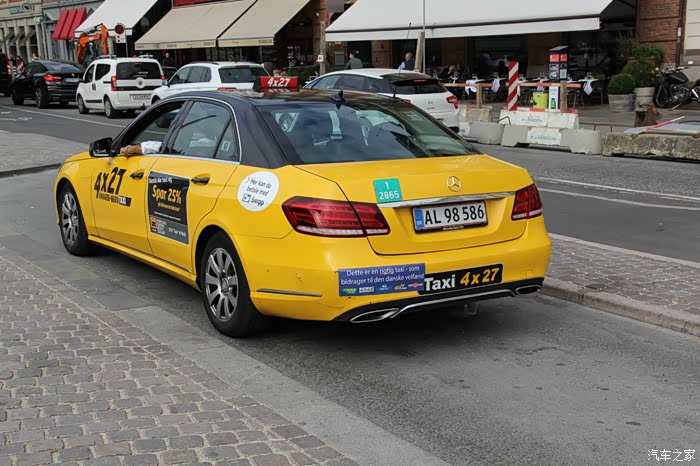 在街头看到的大奔驰出租车