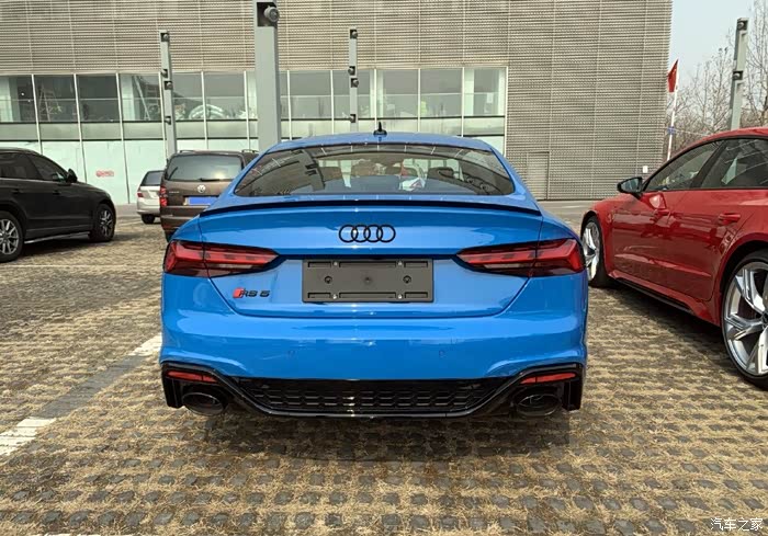 奥迪rs5sportback选装20寸碳黑轮毂