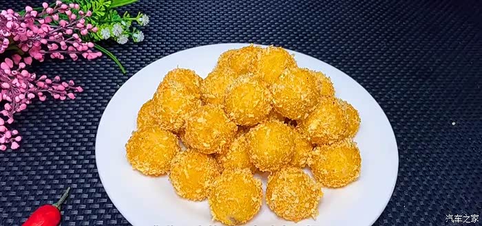 食材:汤圆 鸡蛋 面包糠