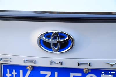 凯美瑞的英文在尾灯中间,都说就怕大众带字母,丰田带字母也不好惹.