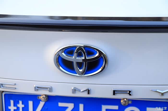 凯美瑞的英文在尾灯中间,都说就怕大众带字母,丰田带字母也不好惹.
