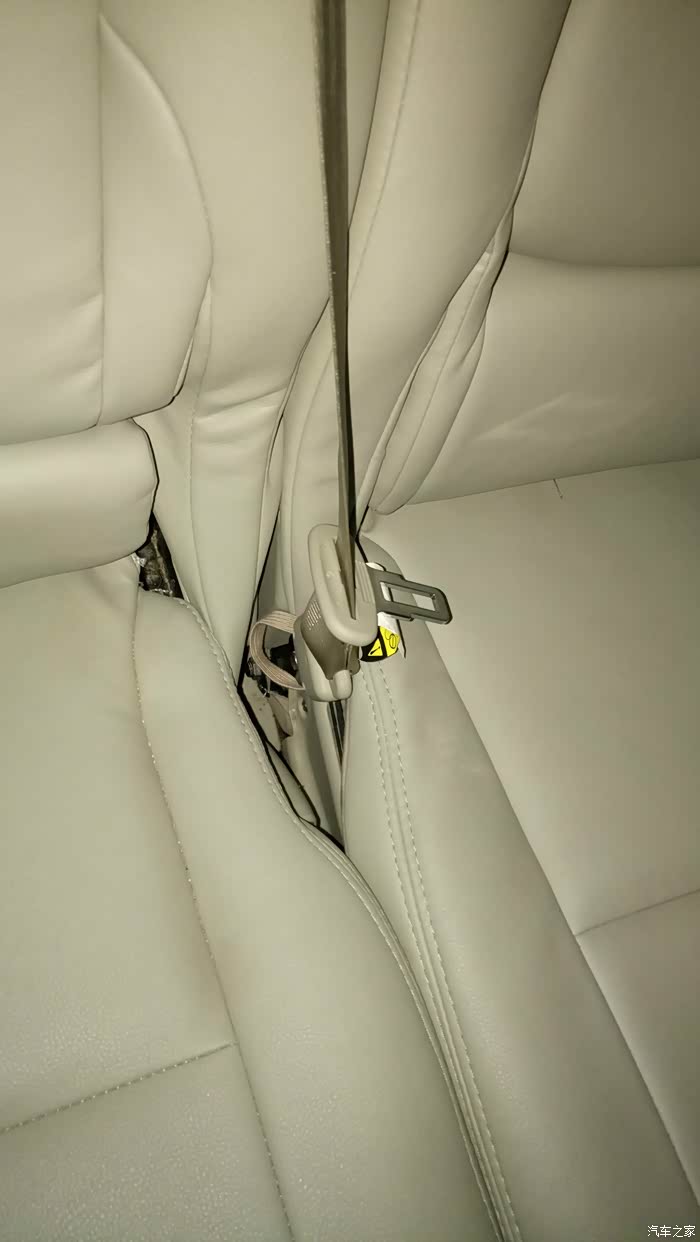 第一次扣上安全带找不到机关解开