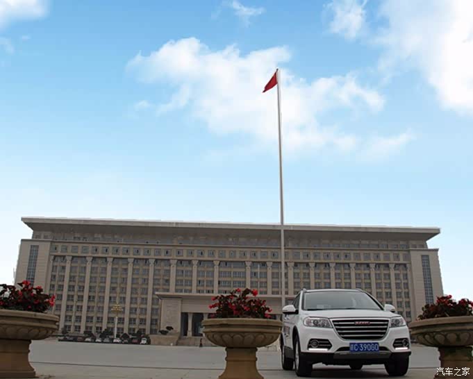 宏伟气的市政府广场,五星红旗迎风飘扬