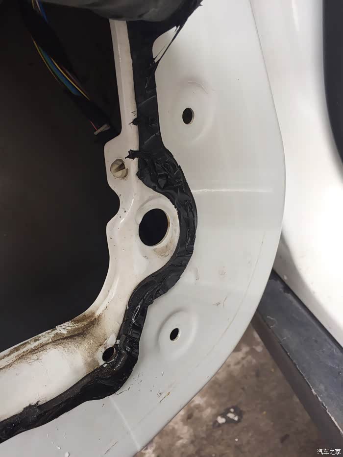 下雨后,右后座脚垫下积水5公分,求解.