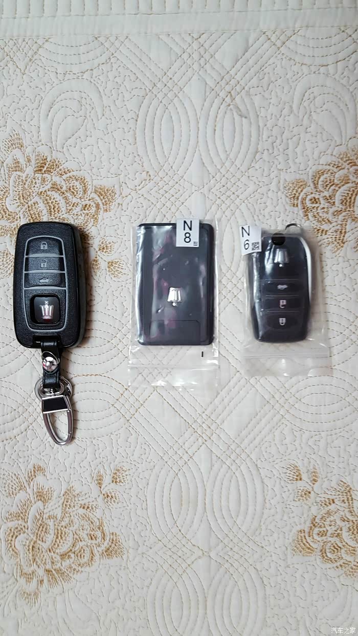 卡片钥匙,放在身上或钱夹里,就能无钥匙进入和无钥匙启动了.