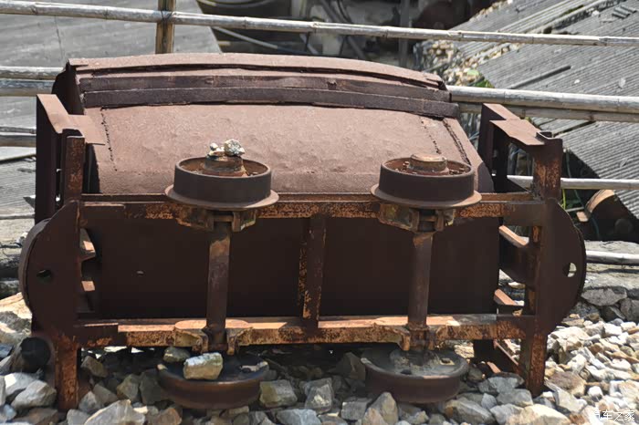 一方水土,养一方人--世界钨都西华山白色石块里的黑色石点就是钨矿