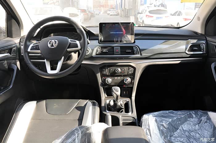 无跨界不生活智能风格和年轻特色看车试驾北汽威旺m60