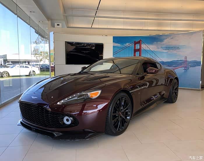 酒红色的阿斯顿马丁,造型独特的轮毂,特别是后车火焰般真是炫酷