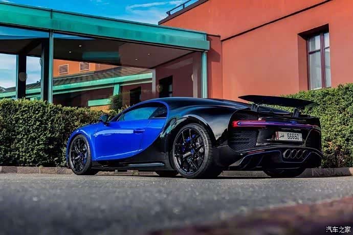 布加迪chiron一枚超级蓝色神龙这个颜色亮丽