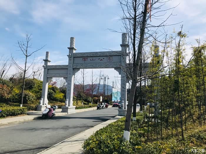 南山公园的大门,这也是山顶上的公园大门,其实真正的南山公园大门应该