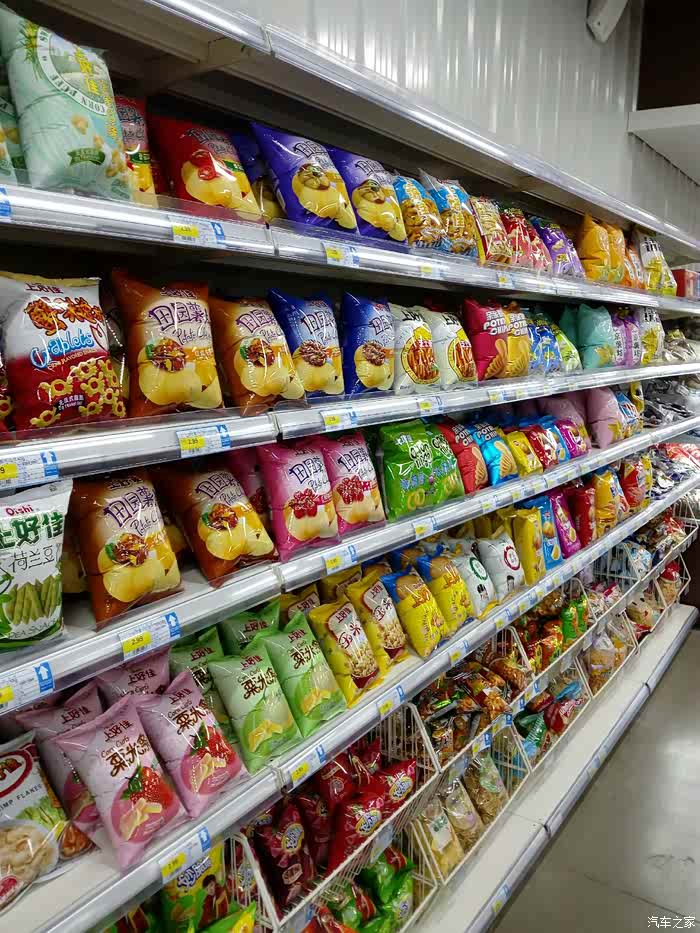 超市里的膨化食品的包装比我们沈阳平原地区的袋要鼓太多.