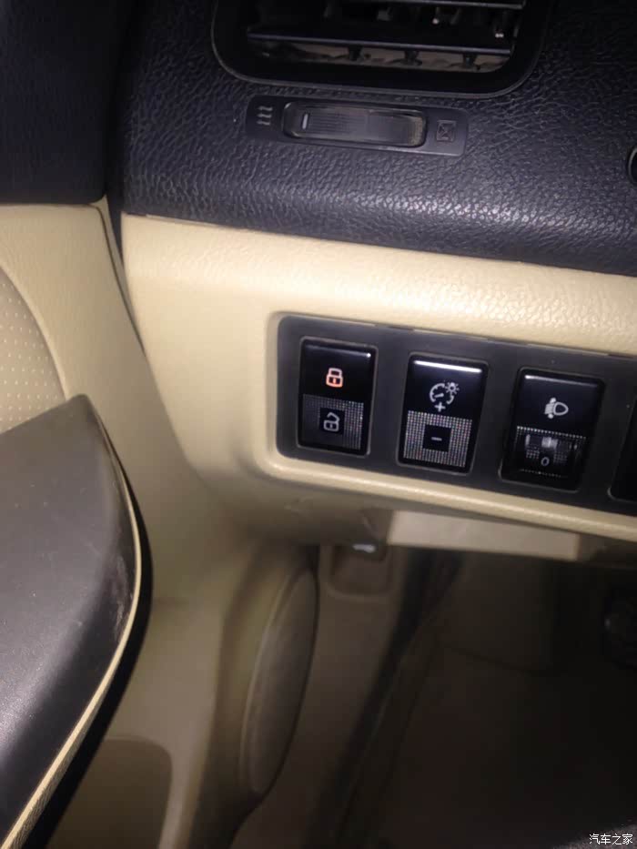 这个锁车灯在锁车后是长亮的吗?