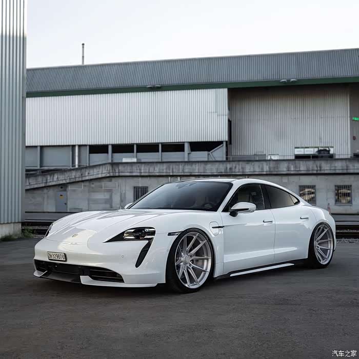 白色的豪车显然是有点低调了